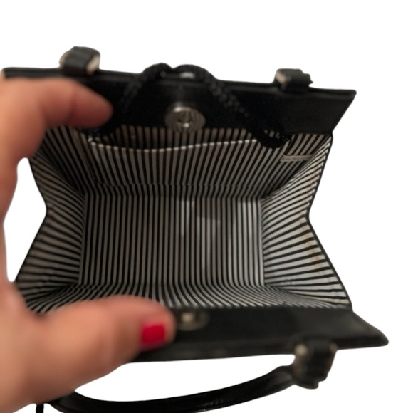 Brooklyn Bridge Glossy Photograph Handbag in Black and White - Picture 4 of 5